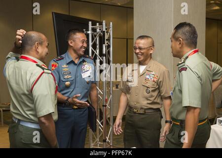 Malaysische Col. Loc Hamaca Hj Nawi, Links, kommandierender Offizier, 21 CDO; Indonesisch Marine Corps Brig. Gen. Nur Alamsyah, Commander, 2. Marine; philippinische Marine Corps Generalmajor Alvin A. Parreno, Kommandant, philippinische Marine Corps; und malaysischen Brig. Gen. Tengku Muhammad Fauzi Tengku Ibrahim, Commander, 10 Brigade, haben eine Diskussion während der Pazifischen amphibischen Führer Symposium (PALS) 2018 in Honolulu, Hawaii, Mai 21-24, 2018. PALS bringt Führungskräfte der Alliierten und Partner Militärs mit großes Interesse an der Sicherheit und Stabilität des Indo-pazifischen Region zu di Stockfoto