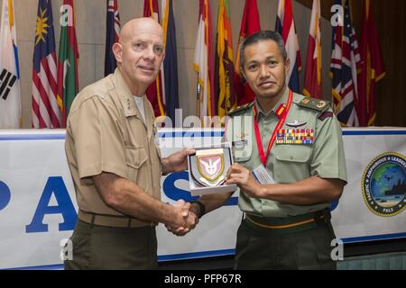 Malaysische Brig. Gen. Tengku Muhammad Fauzi Tengku Ibrahim, Commander, 10 Brigade, gibt ein Geschenk zu US Marine Corps Generalleutnant David H. Berger, Commander, U.S. Marine Corps Forces, Pazifik, während der Pazifik amphibischen Führer Symposium (PALS) 2018 in Honolulu, Hawaii, 24. Mai 2018. PALS bringt Führungskräfte der Alliierten und Partner Militärs mit großes Interesse an der Sicherheit und Stabilität des Indo-pazifischen Region wichtige Aspekte der maritimen/amphibischen Operationen zu diskutieren, der Entwicklung der Fähigkeiten, Krisenmanagement und Interoperabilität. Stockfoto