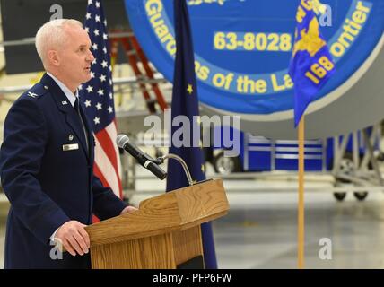 Oberst Richard Adams, Commander 168 Operations, Alaska Air National Guard, Adressen das Publikum nach dem Kommando der Einheit während einer Zeremonie Mai 24, 2018, at Eielson AFB, Alaska. Adams zuvor diente als stellvertretender Kommandeur der 168 Flügel, ist ein Befehl Pilot mit mehr als 5.800 Flugstunden und ist Mitglied der Alaska Air National Guard Seit mehr als 14 Jahren. Stockfoto