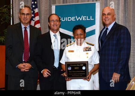 JACKSONVILLE, Florida (22. Mai 2018) der hinteren Adm. Bette Bolivar, Commander, Marine Region Südost, empfing eine Plakette aus Florida Blue Führung Charlie Joseph, Pat Geraghty und Guy Jackson für ihre Rede am frühen Tag des Gedenkens an den Fall des Unternehmens. Florida Blue beschäftigt mehr als 320 Veteranen und organisiert die jährliche Gedenkveranstaltung zu Respekt und Unterstützung für die Familie und Freunde aller Ihrer Mitarbeiter, die das ultimative Opfer zu zeigen. Die Veranstaltung umfasste eine namentliche der Ehre, Namensgebung 29 Fehlende oder gefallenen Helden persönlich bekannt und durch Florida Blue Mitarbeiter begeistert. Stockfoto