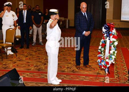 JACKSONVILLE, Florida (22. Mai 2018) der hinteren Adm. Bette Bolivar, Commander, Marine Region Südost, Mitglied des Florida Blue Chief Executive Officer Pat Geraghty in einer Kranzniederlegung zu Ehren und gefallenen Helden in einem frühen Tag des Gedenkens an den Fall erinnern. Bolivar war der Ehrengast und präsentiert eine Rede ihre Opfer zu gedenken. Der Fall, bewirtet durch Florida's Blue VetNet Mitarbeiter Resource Group, eine namentliche der Ehre, genannt 29 Fehlende oder gefallenen Helden persönlich bekannt und durch Florida Blue Mitarbeitern begeistert aufgenommen. Stockfoto