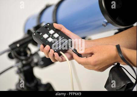 Anschluss Teleskop zu Stromversorgung, close-up Stockfoto