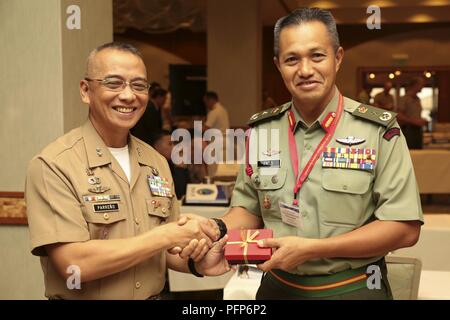 Philippinische Marine Corps Generalmajor Alvin Parreño, Links, Kommandant der Philippinischen Marine Corps und malaysischen Brig. Gen. Tengku Muhammad Fauzi Tengku Ibrahim, Commander 10 Brigade, Geschenke auszutauschen nach dem Pazifischen amphibischen Führer Symposium in Honolulu, Hawaii, am 24. Mai 2018. PALS bringt Führungskräfte der Alliierten und Partner Militärs mit großes Interesse an der Sicherheit und Stabilität des Indo-pazifischen Region wichtige Aspekte der maritimen/amphibischen Operationen zu diskutieren, der Entwicklung der Fähigkeiten, Krisenmanagement und Interoperabilität. Stockfoto