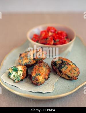 Croquetas de Bacalao, Spanisch Salz Kabeljau Kroketten mit einem Salat serviert. Stockfoto