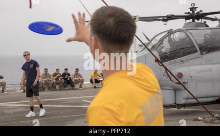 Mittelmeer (22. Mai 2018) Der Bootsmann Mate Seemann rekrutieren Kale Kisiling, von Sioux City, Iowa, wirft einen Frisbee Seaman Trenton Heil, von Ennis, Texas, während ein Picknick am Strand an Bord der San Antonio-Klasse amphibious Transport dock Schiff USS New York (LPD 21) Mai 22, 2018. New York, homeported in Mayport, Florida, ist die Durchführung von naval Operations in den USA 6 Flotte Bereich der Maßnahmen zur Unterstützung der US-amerikanischen nationalen Sicherheit Interesse in Europa und Afrika. Stockfoto