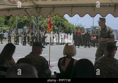 Sgt. Maj. Marcos A. Cordero, auf-kommenden Sergeant Major für 3 Reconnaissance Bataillon, 3rd Marine Division, Adressen der Gast während der Änderung des Befehls Zeremonie, 25. Mai auf Lager Schwab, Okinawa, Japan 2018. Cordero übernahm Aufgaben als 3. Aufklärung Sergeant Major nach Verlassen der dritten Bataillon, 12 Marine Regiment, 3rd Marine Division und Sgt. Maj. misenhimer ist schiefergedeckt, Aufgaben als Sergeant Major des 12 Marines zu übernehmen. Misenhimer unterstützt der dritten Aufklärungsmission Boden und amphibische Aufklärung und Überwachung sowie zur Durchführung von anderen Maßnahmen zur Unterstützung der 3. marine d Stockfoto