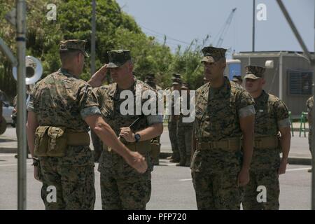 Sgt. Maj. Wesley L. Misenhimer, die Ausrückenden Sergeant Major für 3 Reconnaissance Bataillon, 3rd Marine Division, übergibt die noncommissioned officer Schwert Während der änderung des Befehls Zeremonie, 25. Mai auf Lager Schwab, Okinawa, Japan 2018. Cordero übernahm Aufgaben als 3. Aufklärung Sergeant Major nach Verlassen der dritten Bataillon, 12 Marine Regiment, 3rd Marine Division und Sgt. Maj. misenhimer ist schiefergedeckt, Aufgaben als Sergeant Major des 12 Marines zu übernehmen. Misenhimer unterstützt der dritten Aufklärungsmission Boden und amphibische Aufklärung und Überwachung sowie zur Durchführung von anderen Betrieb Stockfoto