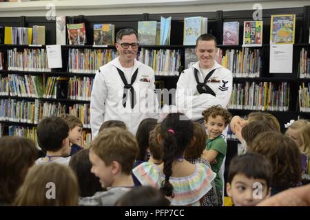 BROOKLYN, NY (24. Mai 2018) Feuer Controlman 2. Klasse Brian Keenan, aus Philadelphia, und Elektriker Mate 2. Klasse Kyle Finlay, von Merritt Island, Florida, beantworten Fragen von Kindern an der Brooklyn Public Library während der Fleet Week New York 2018. Beide Segler sind auf die Lenkwaffen-zerstörer USS Mitscher (DDG57) mit Sitz in Norfolk. Jetzt in seinem 30. Jahr, Fleet Week New York ist die Stadt der altehrwürdige Feier auf das Meer. Es ist eine einmalige Chance für die Bürger von New York und die umliegenden Tri-state-Area zu treffen Seemänner, Marinesoldaten und Küste Guardsm Stockfoto