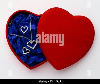 Diamond Heart shape Halskette und Ohrringe in Blau und Rot Herzform Schmuckschatulle Stockfoto