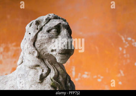 Italien, Lombardei, Lago di Garda oder Garda (Gardasee), Gardone Riviera Stadt, lion Statue in Immobilien Gärten Stockfoto