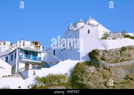 Griechenland, Sporaden, Skopelos, Skopelos Stadt, weiß getünchten Kirche und Häuser auf steilen Felsen Stockfoto