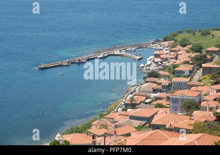Griechenland, Lesbos Insel, Mithymna (ehemals Molyvos), den Hafen und die Dächer von Hill gesehen Stockfoto