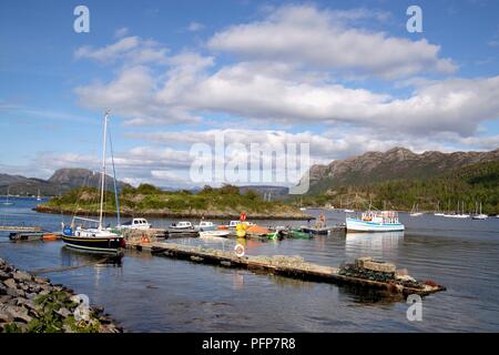 Großbritannien, Schottland, Plockton, Blick über den Hafen auf dem Loch Carron Stockfoto