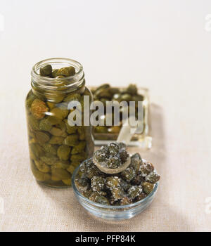 Eingelegte kapern im Glas, gesalzene Kapern in kleinen Glas Schale. Stockfoto