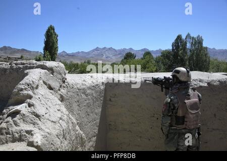 SAYYIDABAD BEZIRK, Afghanistan (24. Mai 2018) - Ein afghanischer Commando vom 8 Special Operations Kandak Uhren für feindliche Bewegung während einer Operation Taliban-führung in Sayyidabad Bezirk zu finden, der Provinz Wardak, Afghanistan, 24. Mai 2018. Die Kommandos erfolgreich gelöscht Verbindungen von Interesse und entfernte feindliche Kämpfer und Waffen vom Schlachtfeld, verschlechtert sich die Fähigkeit der Taliban zu leiten - Profil Angriffe in und um Kabul. Stockfoto