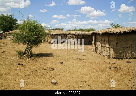 Kenia, Olboma, Häuser in Masai Dorf (manyatta) am Rande der Masai Mara National Reserve Stockfoto