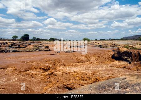 Kenia Tsavo Ost Nationalpark, lugard's Falls, schlammigen Flüssen über Ebenen Stockfoto
