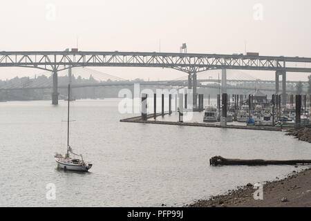 Ein Blick auf die Willamette River und mehrere Brücken in Portland, Oregon, die Sicht verdeckt von Rauch von Waldbränden an der Westküste Stockfoto