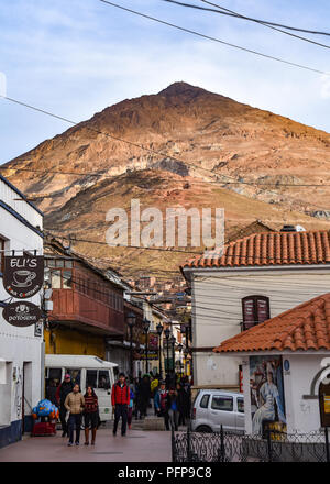 Kolonialen Straßen mit dem Hintergrund der Cerro Rico Berg, in Potosi, Bolivien Stockfoto