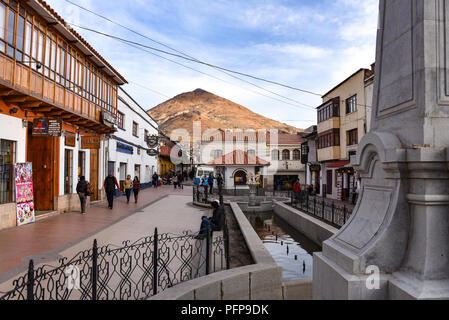 Kolonialen Straßen mit dem Hintergrund der Cerro Rico Berg, in Potosi, Bolivien Stockfoto