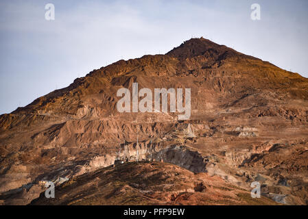 Cerro Rico (Cerro Potosí oder Sumaq Urqu), ein 4800 m Berg für seine Silberminen berühmt, in der Nähe der Stadt Potosi, Bolivien. Stockfoto