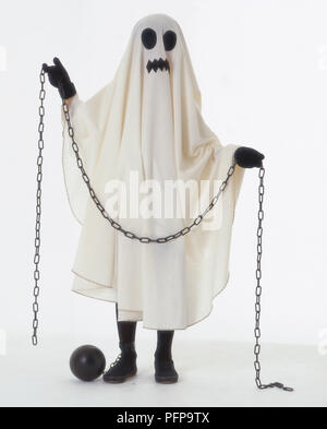 Kind gekleidet wie ein Gespenst, in einem Blatt eine Kugel und Kette Holding Stockfoto