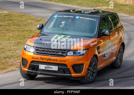 2018 Range Rover Sport SVR mit Weltberühmten und rekordverdächtige Stunt Driver Terry Grant Am Goodwood Festival 2018 von Geschwindigkeit, Sussex, UK. Stockfoto