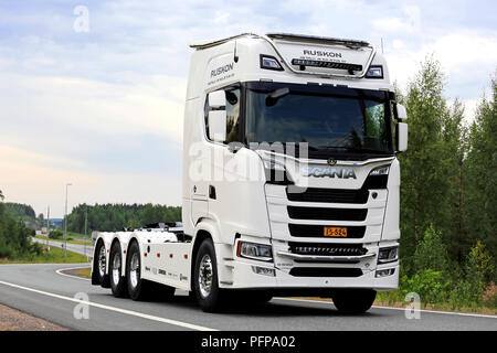 LEMPAALA, Finnland - 9 August, 2018: Die neue, weiße Scania S 650 Lkw von Ruskon Metalli ja Kuljetus Oy im Konvoi zu Power Truck Show 2018. Stockfoto