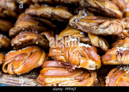 Schwedische Zimtschnecken bestreut mit Zucker Stockfoto