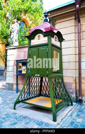 Historische schwedische Rikstelefon Phone Booth in Gamla Stan, Stockholm, Schweden Stockfoto