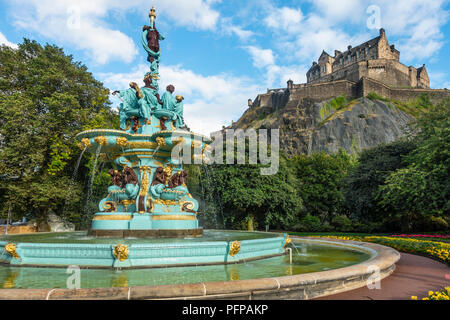 Die renovierten aus dem späten 19. Jahrhundert Ross Brunnen in West Princes Street Gardens, vor dem historischen Edinburgh Castle. Schottland. Stockfoto