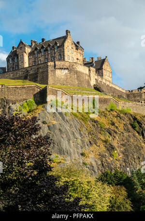 Das Edinburgh Castle, eine historische Festung auf einem vulkanischen Stecker, wo es ist ein Wahrzeichen und Touristenattraktion in der Mitte der Stadt Edinburgh. Stockfoto