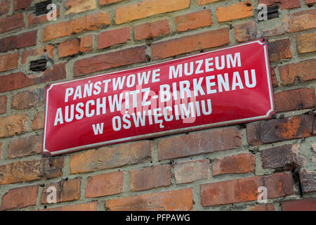 Rote Metall Platte des Staatlichen Museums in der Nähe des Eingangs von polnischen KZ Auschwitz Birkenau Stockfoto