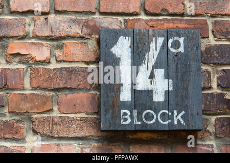 Holzschild für Block 14 a auf eine Mauer in der ehemaligen NS-Konzentrationslager Auschwitz, Polen Stockfoto