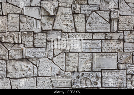 Fragmente des zerstörten jüdischen Grabsteine an einer Wand auf dem jüdischen Friedhof in Krakau Stockfoto