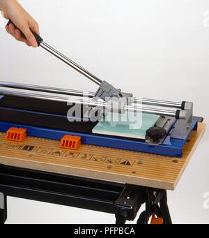 Hand Betrieb tile Cutter auf der Workbench montiert, close-up Stockfoto