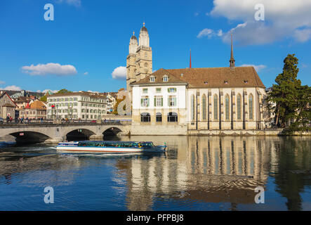 Zürich, Schweiz - 27 September 2017: Menschen auf Munsterbrucke Brücke über den Fluss Limmat, Türme der Grossmünster Cathedral, historischen buildin Stockfoto