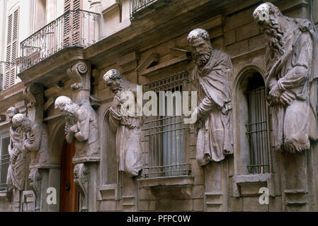 Italien, Lombardei, Mailand, Via Omenoni, Casa degli Omenoni, Fassade des Palazzo mit Statuen aus dem 16. Jahrhundert gesäumten Stockfoto