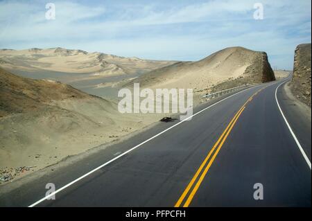 Peru, Peru Highway 1 (Carretera Panamericana), Teil des Pan-American Highway durch die Wüste Landschaft zwischen Lima und Trujillo Stockfoto