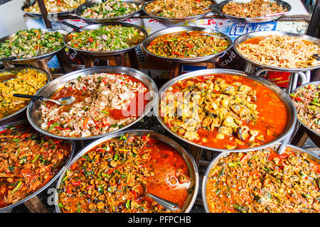 Platten mit traditionellen thailändischen Speisen zum Verkauf auf der Straße Marktstand, Bangkok, Thailand Stockfoto