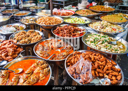 Platten mit traditionellen thailändischen Speisen zum Verkauf auf der Straße Marktstand, Bangkok, Thailand Stockfoto