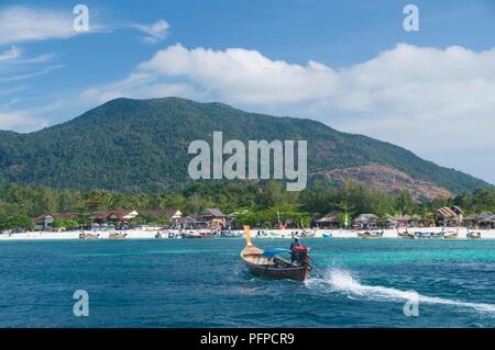 Thailand, Ko Lipe, hat Pattaya, Longtail Boot in der Nähe der Strand Stockfoto