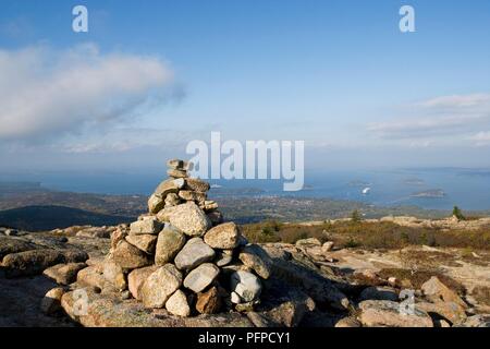 USA, Maine, Mount Desert Island, trail Marker auf Cadillac Mountain in Acadia Nationalpark Stockfoto