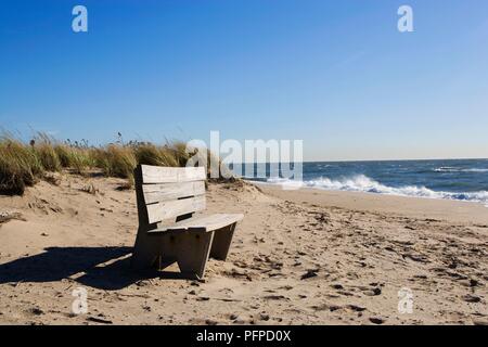 USA, Connecticut, Madison, Holzbank auf verlassenen windigen Strand in Hammonasset Beach State Park Stockfoto