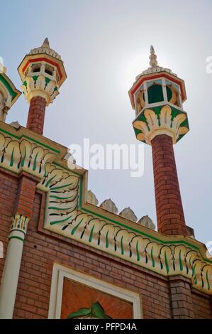Kenia, Machakos, Minaretten und Detail der Fassade der Moschee, Low Angle View Stockfoto