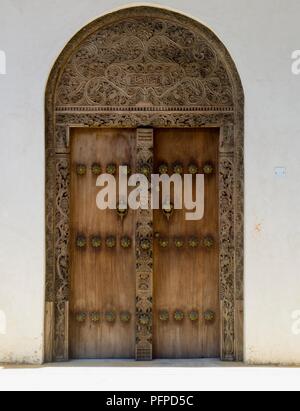 Kenia, Mombasa, Altstadt, aus Holz geschnitzte Tür in Ndia Kuu Straße Stockfoto