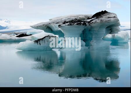 Island, (Gletscherlagune Jokulsarlon), Blick auf See und Gletscher Eisberge Stockfoto