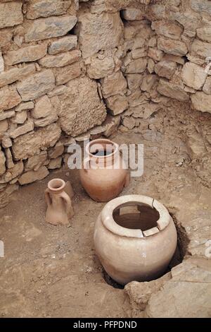 Die Türkei, in der Nähe von Selcuk, Ephesus, Reihenhäuser (Steigung Häuser), antike Urnen in einer Ecke Stockfoto