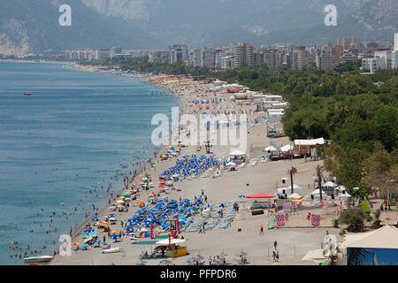 Türkei, Antalya, Konyaalti Strand, gesäumt von Hotels und Bäume Stockfoto