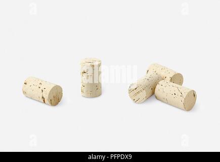 Fünf Korken auf weißem Hintergrund Stockfoto